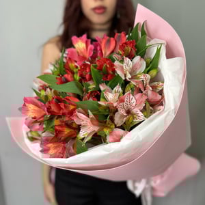 Нежный букет из микса альстромерий