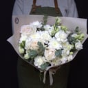 Букет «Белоснежный романс» из эустом и роз