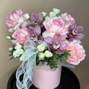 Шляпная коробка с цветами «Композиция с орхидей и французской розой»