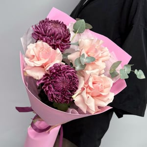 Букет в рубиновых тонах из хризантем