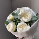 Букет «Пионы белые с эвкалиптом»