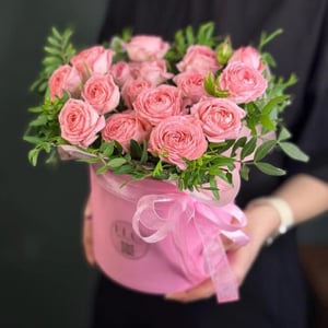 Шляпная коробка с цветами «Розовая композиция с пионовидными розами»
