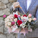 Коробка с цветами «Символ женственности» из роз и хризантем