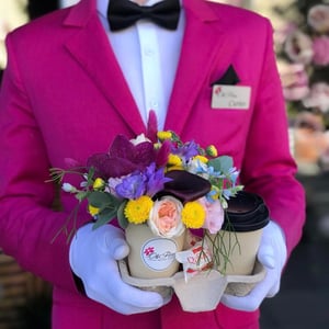 Подарочный набор «Цветы и кофе» из роз и ирисов