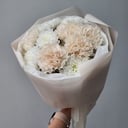 Букет «Ванильное небо» из гвоздик и хризантем