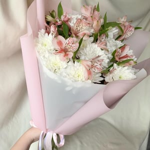 Букет из розовой альстромерии