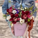 Коробка с цветами «Нежность» из ирисов и орхидей