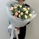 Букет из нежных пионовидных кустовых роз