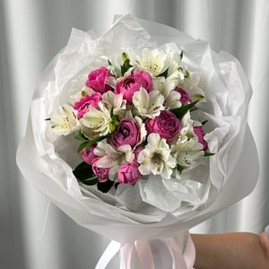 Букет с розами и альстромерией