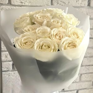 Букет из белых роз в матовой упаковке