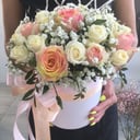 Сборная композиция в шляпной коробке из роз и гипсофил