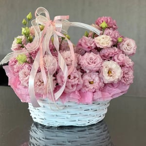 Корзина с нежно розовой эустомой