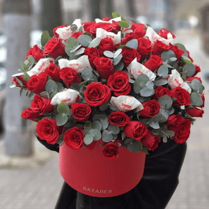 Шляпная коробка с цветами «Букет красных роз с конфетами»