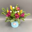 Шляпная коробка с цветами «Композиция из нобилиса» из альстромерий