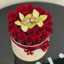 Шляпная коробка с цветами «Совершенство» из роз и орхидей