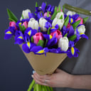 Букет из ирисов и тюльпанов в крафте