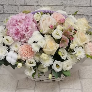 Корзина с цветами «Нежность» из роз и альстромерий