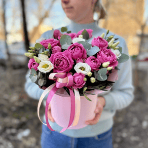 Шляпная коробка с цветами «Кустовые пионовидные розы и эустома в коробке»