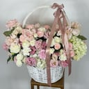 Корзина с цветами «Цветочное Очарование» из роз и эустом