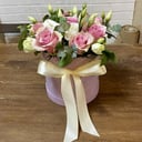 Шляпная коробка с цветами «Коробка цветов» из роз и эустом