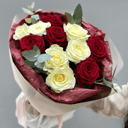 Красно-белый букет из местных роз