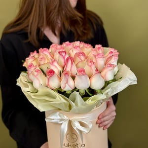 51 розово-белых роз в шляпной коробке