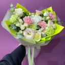 Букет цветов Яркость из роз и эустом