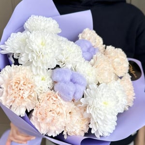 Букет из хризантем, гвоздик и хлопка