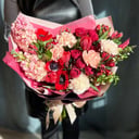 Красно-розовый букет из экзотических цветов и альстромерий