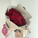 Букет из 25 роз в оформлении