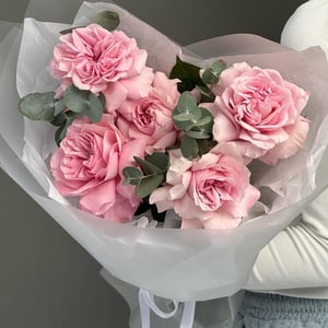 Букет «Французские розы с эвкалиптом»