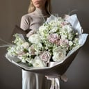 Пышный букет с ранункулюсами и розами из экзотических цветов