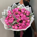 Букет пионовидных роз с эвкалиптом