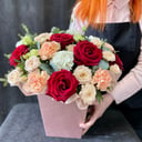 Цветы в коробке из роз и гвоздик