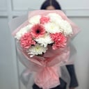 Милый букетик с герберой из хризантем и гвоздик