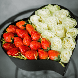 Композиция в форме сердца «Коробка сердце с розами и клубникой»