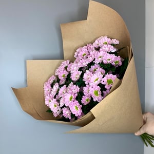 Букет «Кустовые хризантемы Сантини в крафте»