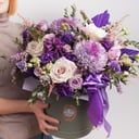 Шляпная коробка с цветами «Коробочка Виолетта» из роз и эустом