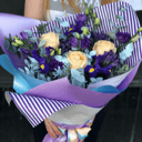 Букет «Женнета» из роз и ирисов