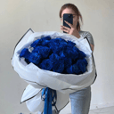 Букет из синих роз с оформлением