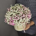 Шляпная коробка с цветами «Гипсофила в коробке»