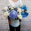 голубая коробка из роз и эустом