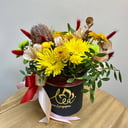 Шляпная коробка с цветами «Танго вдвоём» из хризантем и альстромерий