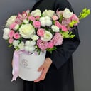 Шляпная коробка с цветами «Чувственная композиция с розами» из гвоздик и эустом