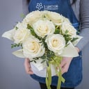 Букет 9 белых роз в шляпной коробке