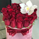 Букет в шляпной коробке 1 из роз и орхидей