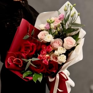 Букет «День и ночь» из роз и эустом