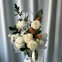 Букет с пионовидными розами "Бланш" из гвоздик