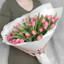 Букет «Роскошь пионов в 51 тюльпане»