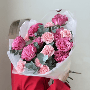 Букет с розами, гвоздиками и эвкалиптом